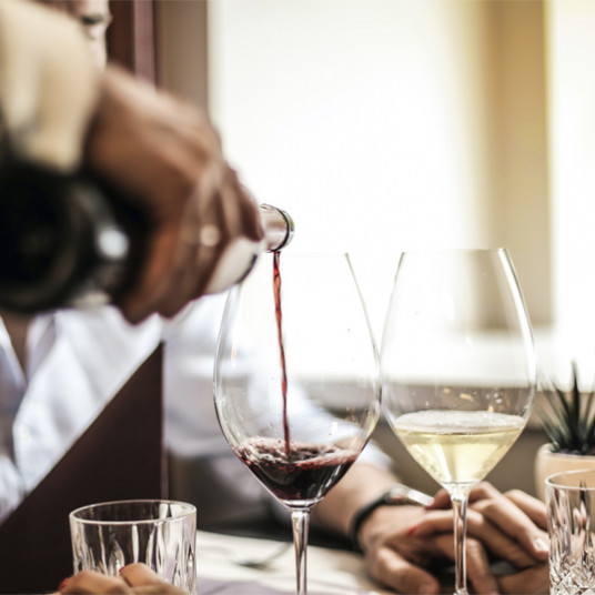 ¿CÓMO CATAR VINO PASO A PASO?